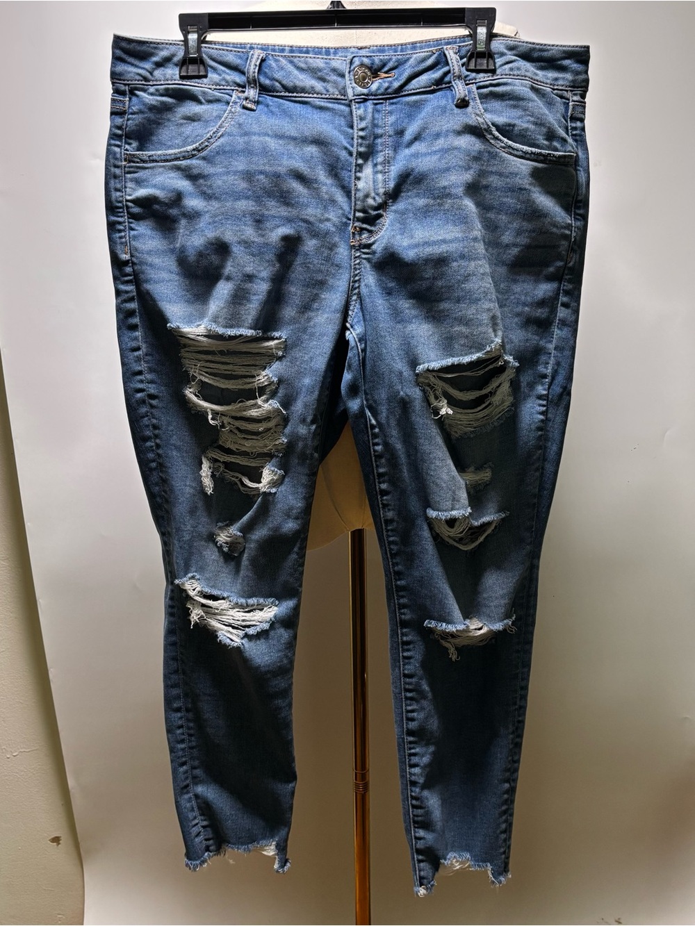 American Eagle Distressed/Ripped Jegging Jeans Size 14 Short